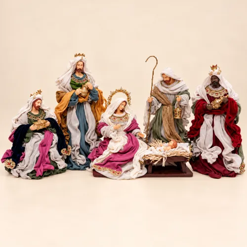 Belén de figuras con ropajes dorados