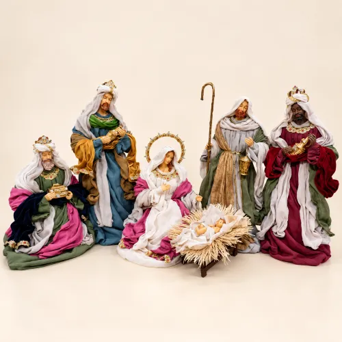 Nacimiento tradicional con figuras ornamentadas_11zon