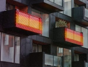 bandera española red en balcon 