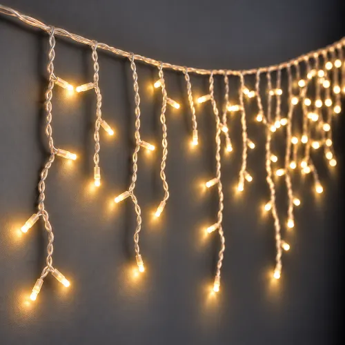 Cortina de luces cálidas sobre pared oscura