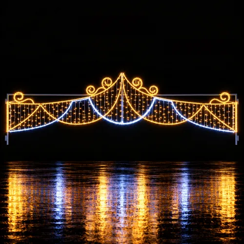 Arco festivo de luces sobre suelo mojado_11zon