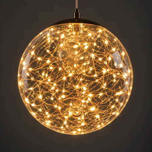 Lámpara globo con luces cálidas enredadas
