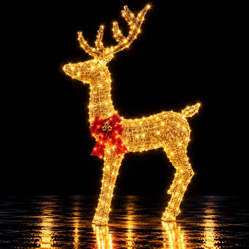 Reno navideño iluminado con lazo rojo